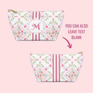 Puede incluir: Dos neceseres blancos con un estampado floral en rosa, azul y verde. Una bolsa presenta la letra "M" dentro de un marco rosa. Ambas bolsas tienen rayas rosas y cremalleras doradas. El texto "YOU CAN ALSO LEAVE TEXT BLANK" tambi&eacute;n es visible.