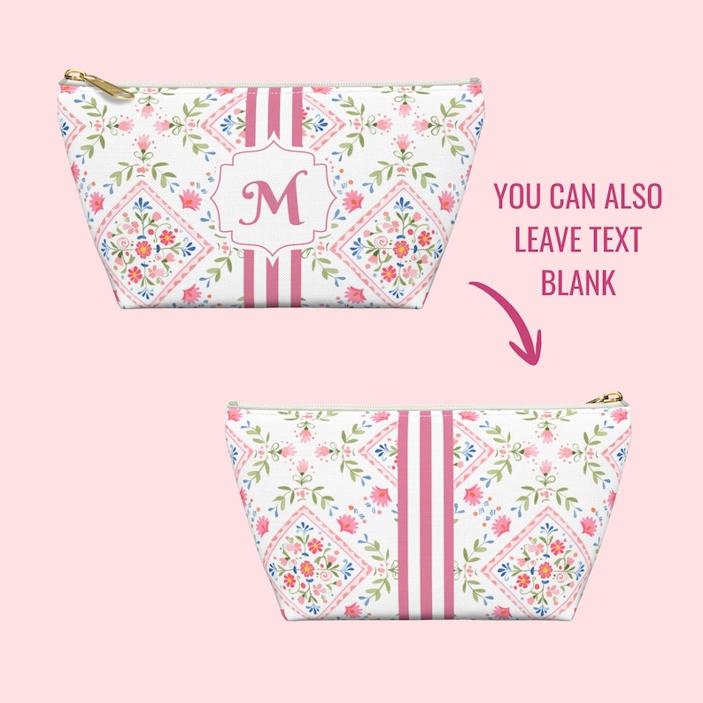 Puede incluir: Dos neceseres blancos con un estampado floral en rosa, azul y verde. Una bolsa presenta la letra "M" dentro de un marco rosa. Ambas bolsas tienen rayas rosas y cremalleras doradas. El texto "YOU CAN ALSO LEAVE TEXT BLANK" tambi&eacute;n es visible.