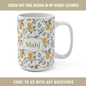 Puede incluir: Taza de cer&aacute;mica blanca con un estampado de limones, ar&aacute;ndanos y hojas. La taza tiene un asa blanca y la palabra "Mahj" en un marco decorativo. El texto en la parte superior dice "CHECK OUT THIS DESIGN IN MY OTHER LISTINGS!" y en la parte inferior "COME TO US WITH ANY QUESTIONS."