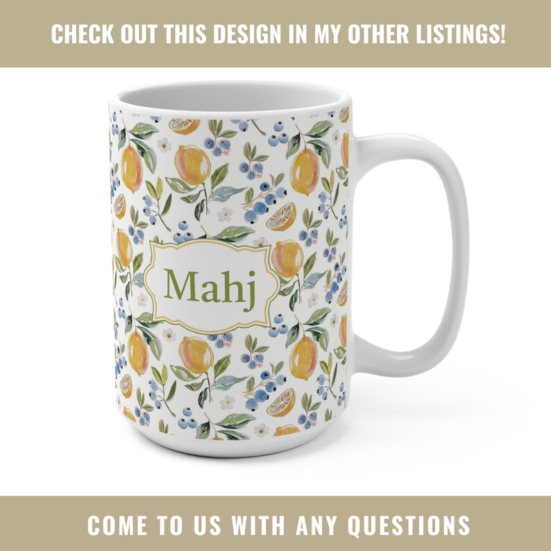 Puede incluir: Taza de cer&aacute;mica blanca con un estampado de limones, ar&aacute;ndanos y hojas. La taza tiene un asa blanca y la palabra "Mahj" en un marco decorativo. El texto en la parte superior dice "CHECK OUT THIS DESIGN IN MY OTHER LISTINGS!" y en la parte inferior "COME TO US WITH ANY QUESTIONS."