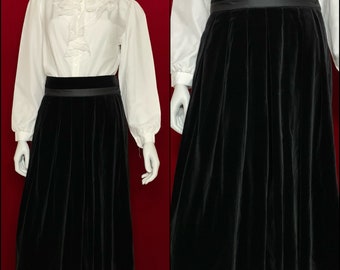 Vintage 1980s Black Velvet Skirt / 80s / Size XS S