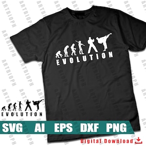 Puede incluir: Una camiseta negra con un gráfico blanco de la evolución del hombre, culminando con una persona realizando una patada de karate. El texto "EVOLUTION" está impreso debajo del gráfico.