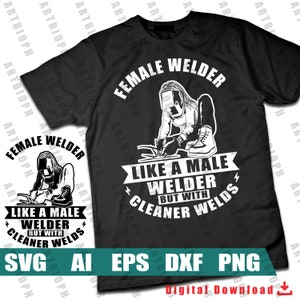 Puede incluir: Una camiseta negra con un diseño blanco que dice "Female Welder Like a Male Welder But With Cleaner Welds". El diseño también incluye una silueta de un soldador con una máscara de soldar.