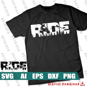 Puede incluir: Una camiseta negra con un diseño gráfico blanco de una persona conduciendo un ATV frente a una cordillera con la palabra "RIDE" en letras blancas grandes.