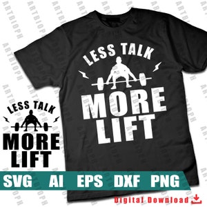 Puede incluir: Una camiseta negra con un diseño gráfico blanco que dice "Less Talk More Lift" con una silueta de una persona levantando pesas. El diseño está en un círculo con rayos de cada lado. El texto "SVG AI EPS DXF PNG" está en la parte inferior de la imagen.