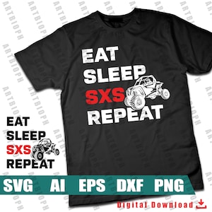 以下が含まれることがあります： 「EAT SLEEP SXS REPEAT」の文字が白と赤でプリントされた黒いTシャツ。オフロード車のグラフィックも描かれています。デジタルダウンロードデザイン。