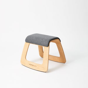 Ergonomischer Stuhl aus Holz H. cm 43 - Hocker mit Schwingeffekt - Mit Schafschurwolle Kissen Grau - Umweltfreundlich und Made in Italy