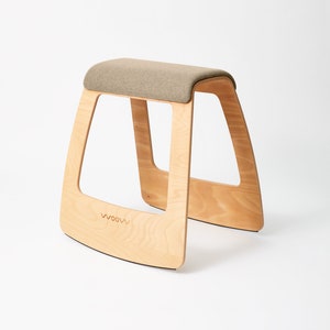 Ergonomischer Stuhl aus Holz H. cm 67 - Hocker mit Schwingeffekt - Mit Schafschurwolle Kissen Beige - Umweltfreundlich und Made in Italy