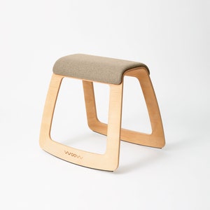 Ergonomischer Stuhl aus Holz H. cm 57 - Hocker mit Schwingeffekt - Mit Schafschurwolle Kissen Beige - Umweltfreundlich und Made in Italy