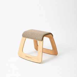Ergonomischer Stuhl aus Holz H. cm 43 - Hocker mit Schwingeffekt - Mit Schafschurwolle Kissen Beige - Umweltfreundlich und Made in Italy