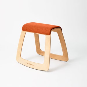 Ergonomischer Stuhl aus Holz H. cm 57 - Hocker mit Schwingeffekt - Mit Schafschurwolle Kissen Orange - Umweltfreundlich und Made in Italy
