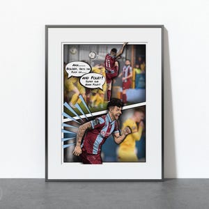 Puede incluir: Una ilustración de estilo cómic de un jugador de fútbol con una camiseta granate y azul con el texto "And Foley! Super sub Adam Foley!" en un bocadillo.