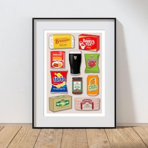 Puede incluir: Una lámina enmarcada que presenta una colección de marcas icónicas de comida y bebida irlandesas, incluyendo pan Brennans, té Barry's, una pinta de Guinness, patatas fritas Tayto, Club Orange, mantequilla Kerrygold, salchichas Clonakilty y salsa curry.