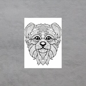Puede incluir: Un dibujo en blanco y negro de la cara de un perro con intrincados patrones y detalles. El perro tiene una nariz grande y redonda y ojos grandes y redondos.