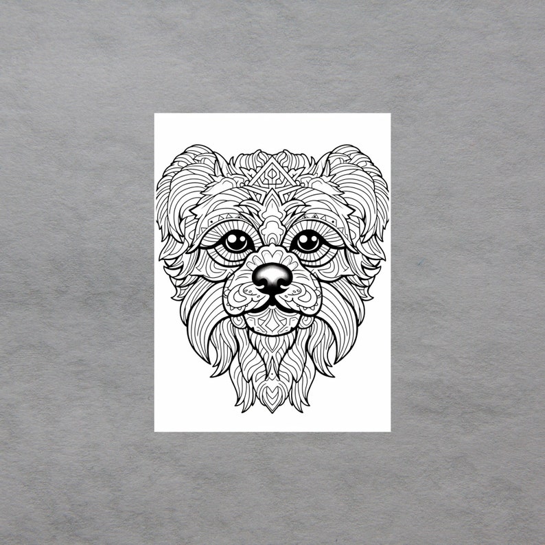 Puede incluir: Un dibujo en blanco y negro de la cara de un perro con intrincados patrones y detalles. El perro tiene una nariz grande y redonda y ojos grandes y redondos.