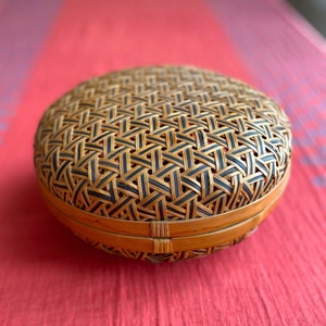 Cesto di vimini rotondo asiatico vintage / Organizer da scrivania in rattan / Oggetti decorativi / Arredamento della camera Coquette