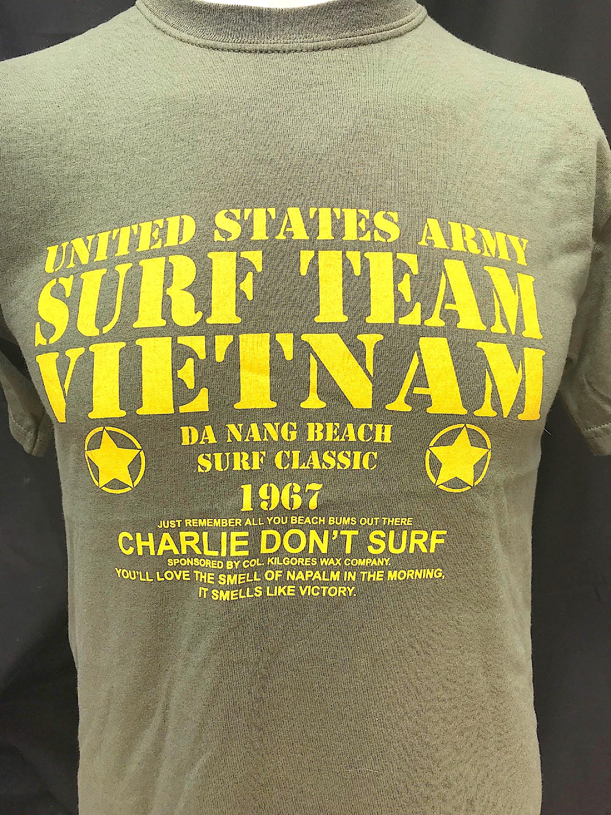 Maglietta Uomo MrTEE "Charlie Don't Surf" - Tema Femminista/Vintage - Taglia Unica