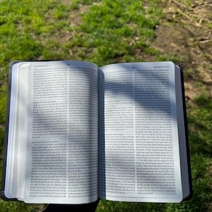 Personalized Large Print ESV Gift Bible, Matte Black Leather-Like Cover imagem 9