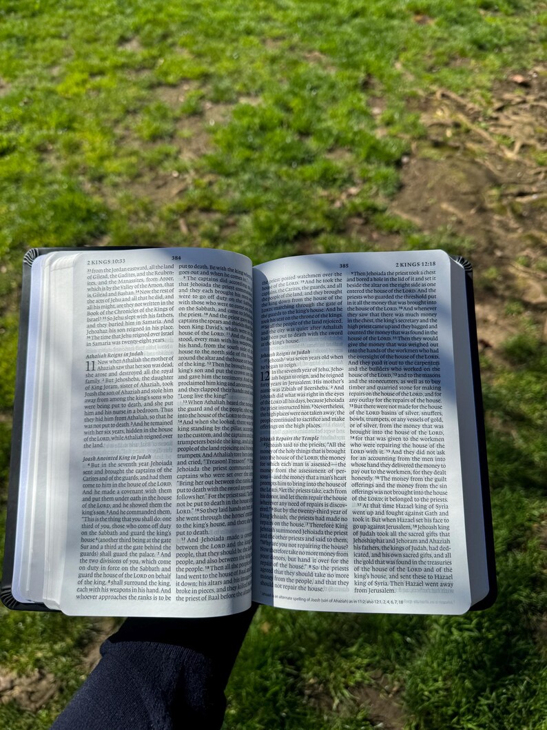 Personalized Large Print ESV Gift Bible, Matte Black Leather-Like Cover imagem 9