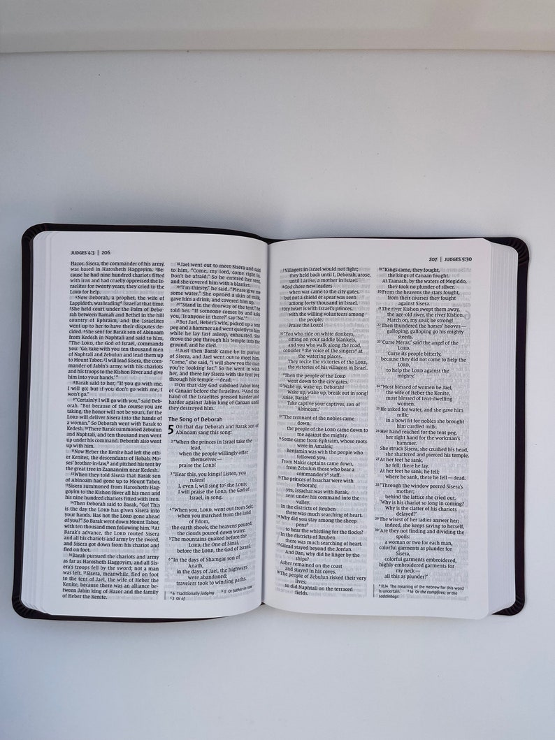 K&ouml;nnte beinhalten: Offene Bibel mit zwei Seiten, die Text aus dem Buch der Richter zeigen. Die linke Seite zeigt die Verse 4-5 und die rechte Seite zeigt die Verse 29-30. Der Text ist in Schwarzwei&szlig;.