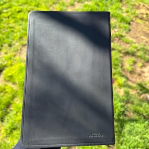 Pode incluir: Um conjunto de tr&ecirc;s canecas de cer&acirc;mica com acabamento salpicado e fosco. As canecas s&atilde;o em tons de creme, castanho claro e castanho escuro. Cada caneca tem um design simples e minimalista.