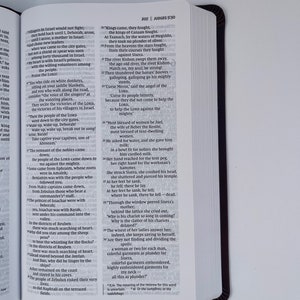 K&ouml;nnte beinhalten: Nahaufnahme einer Seite aus einem Bibelbuch, Richter 5:30. Der Text ist in Schwarzwei&szlig; und beschreibt die Geschichte von Jael, einer Frau, die Sisera, einen kanaanitischen Heerf&uuml;hrer, t&ouml;tete, indem sie ihm einen Zeltpflock in den Kopf schlug.