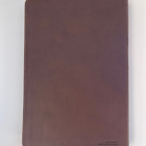 K&ouml;nnte beinhalten: Ein braunes, ledergebundenes Tagebuch mit dem Text "LEATHERSOFT" und "ISBN 978-0-310-44553-2" auf dem hinteren Umschlag.