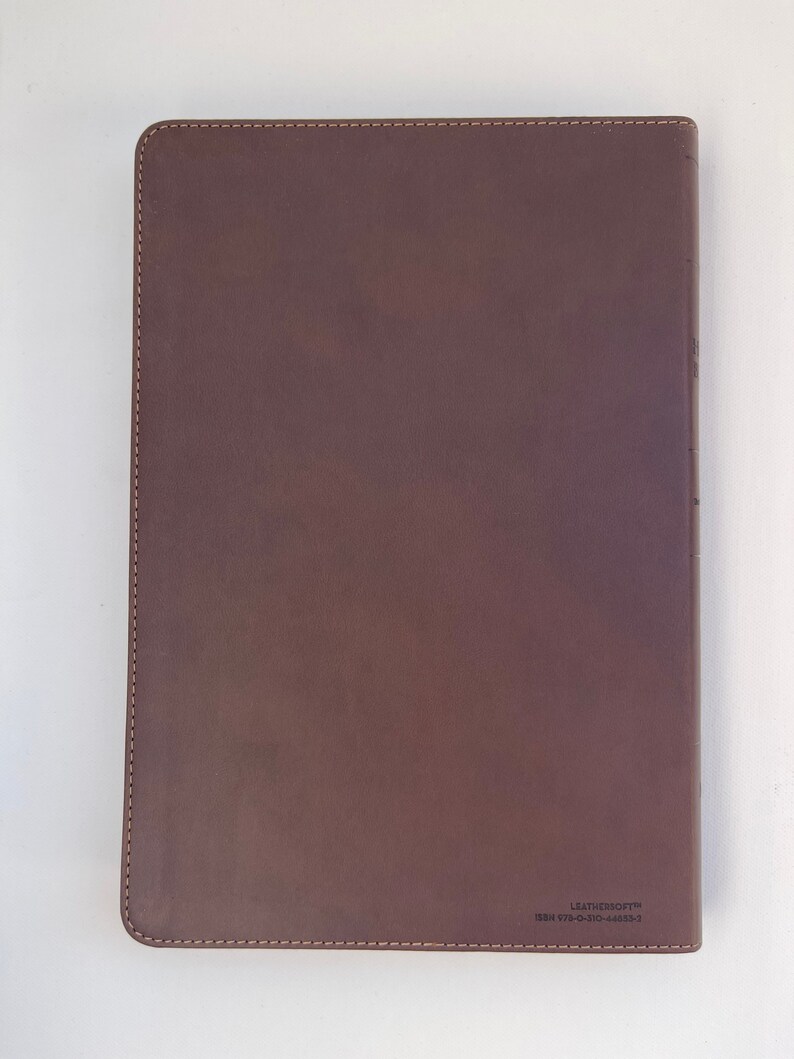 K&ouml;nnte beinhalten: Ein braunes, ledergebundenes Tagebuch mit dem Text "LEATHERSOFT" und "ISBN 978-0-310-44553-2" auf dem hinteren Umschlag.