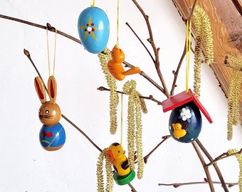 5 Osteranhänger, Vintage Holzfiguren für den Osterstrauch, Deko Osterzweige, kleine Anhänger Osterdeko, Geschenkanhänger Ostern, bunte Hasen