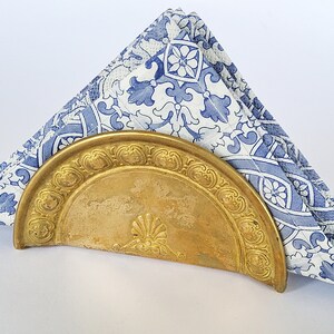 Portatovaglioli o portacarte in ottone vintage, tavola splendidamente apparecchiata degli anni '80, decorazione da tavola in stile Grand Millennial True Vintage