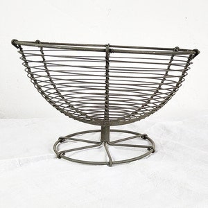 Old wire basket, 22 cm, iron basket on foot, Easter nest, bread basket, egg basket, fil de fer, wire basket, wire basket, flower basket, vintage basket