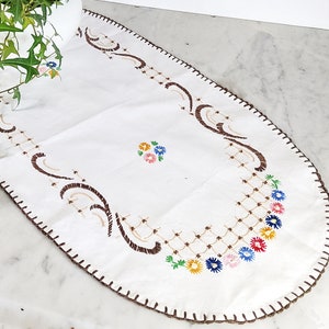 Gesticktes Deckchen, oval, 66 cm, buntes Blumenmuster, Handarbeit, Vintage, alte rustikale Tischdecke, Bauernhaus, Shabby Chic Tischläufer