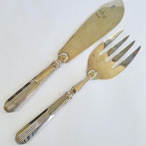 Antikes Vorlegebesteck Fisch, versilbert, Art Deco aus Frankreich, sehr großes Servierbesteck, Fischbesteck, Lasagneheber, Auflaufheber