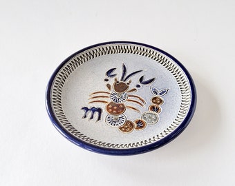 Keramikteller Sternzeichen Skorpion, Untersetzer, Ringteller, kleiner Wandteller, Salzglasur, grau blau, Westerwälder, Vintage, Sgraffito