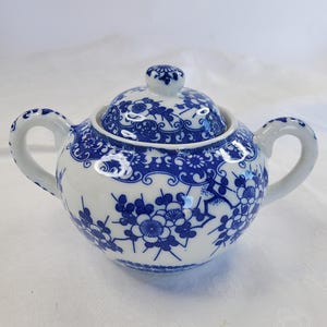 Kleine suikerpot met deksel, kersenbloesem, doos met deksel voor theeservies, vintage blauw-wit Japans theeservies, pruimenbloesem chinoiserie