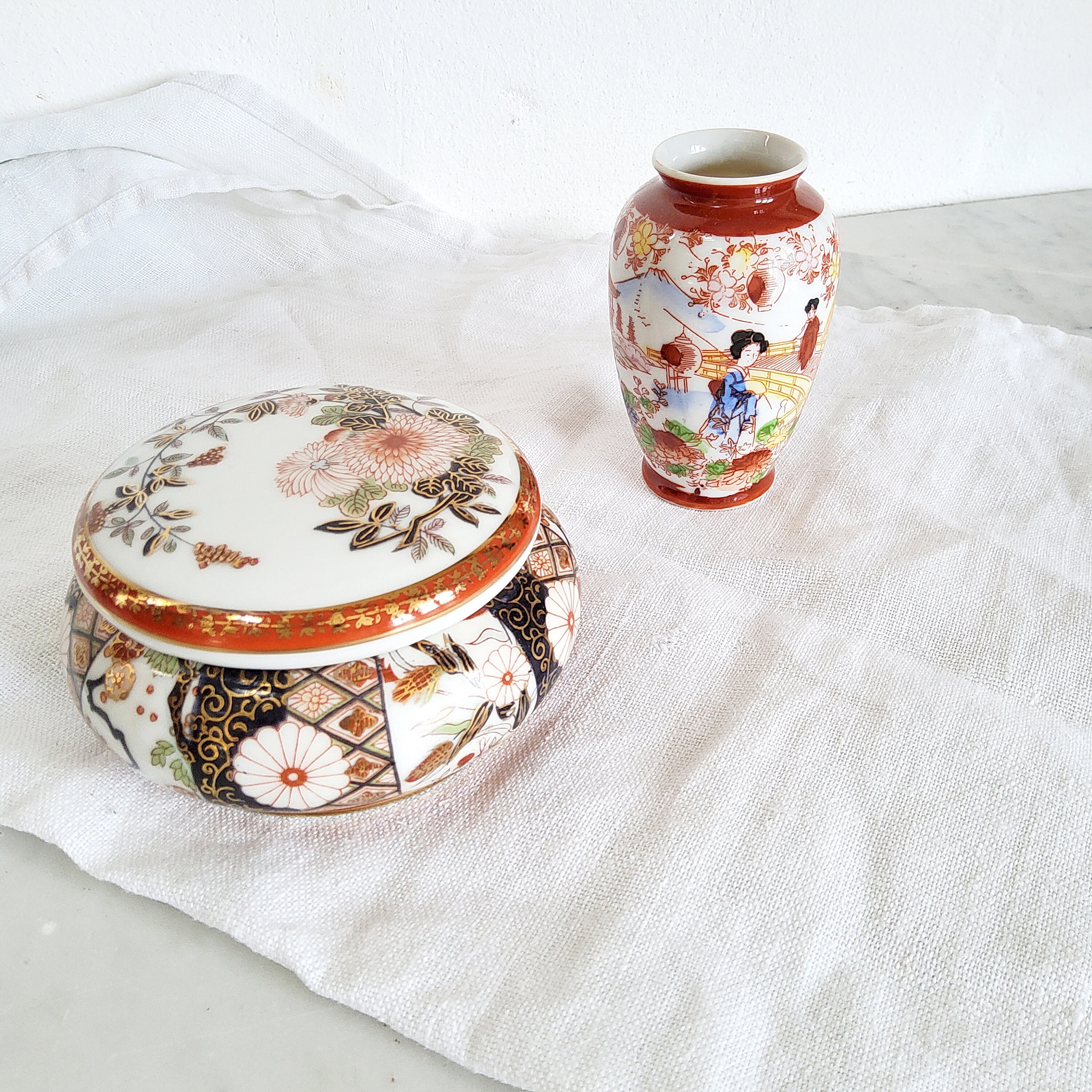 Small Japanese Vase Porcelain, 9.5 Cm, Orchid Vase, 80s, Red Small Japanese Vase Porcelain, 9.5 Cm, Orchid Vase, 80s, Red