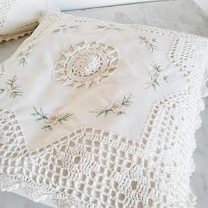 Housse de coussin vintage brodée et ornée de crochet - Style bohème et romantique, coussin nostalgique 37 x 37 cm, housse de coussin vintage faite main