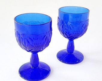 2 blue glass goblets, wine glasses, vintage, blue wine goblets, 80s 90s, relief, wine goblets made of heavy glass