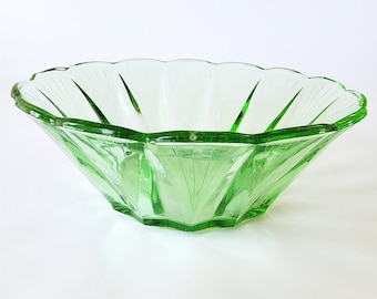 Bol à fruits, saladier 23 cm en verre pressé vintage vert. Vaisselle rétro des années 50, proposant un bol en verre. Bol en verre du milieu du siècle