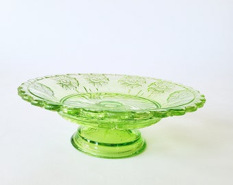 Schale aus grünem Pressglas, 16 cm auf Fuß. 50er Jahre Retro Geschirr. Vintage Anbietschale aus Glas mit Muster, Midcentury Gebäckschale