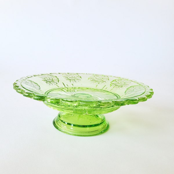 Schale aus grünem Pressglas, 16 cm auf Fuß. 50er Jahre Retro Geschirr. Vintage Anbietschale aus Glas mit Muster, Midcentury Gebäckschale