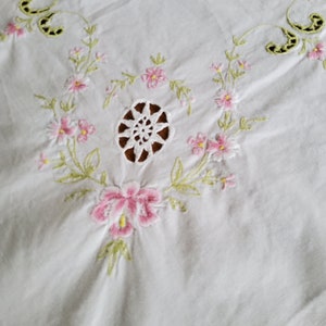 Centerpiece with lace pattern, approx. 83 x 83 cm, pink embroidery, floral pattern, vintage tablecloth, small decorative baptism blanket, embroidered doily