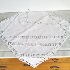 Doily with bobbin lace, 62 x 66 cm, vintage lace doily with damask, tablecloth, small decorative doily, traditional, white doily