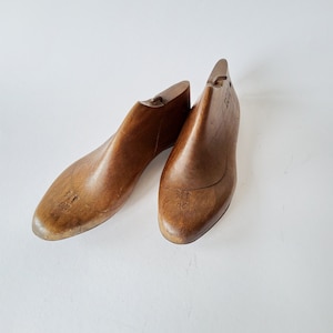 Shoe lasts for children, size 29, shoemaker&#39;s model, wooden shoe trees, vintage shoe shapes, made-to-measure shoes, vintage decoration, retro, old shoe lasts