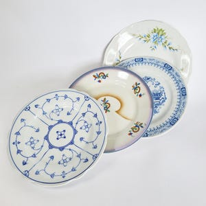 Set of 4 vintage dessert plates, blue and white with gold rim, old cake plates from a collection, GDR porcelain, strawflower pattern, 1940s