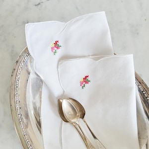2 napkins with pink flower embroidery, 30 cm, white with hemstitch edge, embroidered vintage cocktail napkins, square, tea napkins