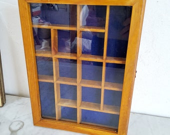 Boîtier avec porte vitrée, 37 x 27,5 cm. Etagère miniatures à suspendre, boîte en bois avec couvercle en verre pour collections, étagère murale vintage en bois.