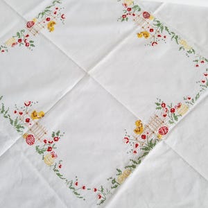 Påskduk 78 x 82 cm, broderad, påskägg + kycklingar, påskdekoration, mittpunkt, vintageduk, påskbord, fyrkantig, vit kant