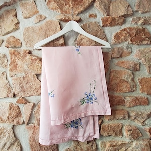 Bordsduk 89 x 62 cm, rosa med blå broderi, broderad vintageduk, handgjord, rektangulär, sommarduk från Frankrike
