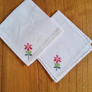 2 napkins with pink flower embroidery, 30 cm, white with hemstitch edge, embroidered vintage cocktail napkins, square, tea napkins